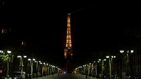 La Tour Eiffel brille dans la nuit de Paris, où un strict confinement est imposé, le 2 novembre 2020