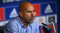 Peter Bosz lors d'une conférence de presse de l'OL