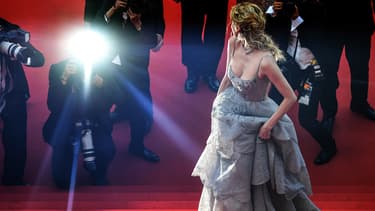 Diane Kruger monte les marches à Cannes le 23 mai 2017.