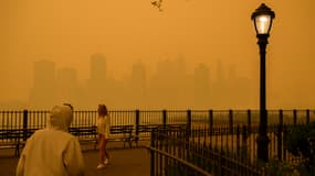 La ville de New York est enveloppée dans un brouillard jaune-orange à cause des incendies au Canada. 