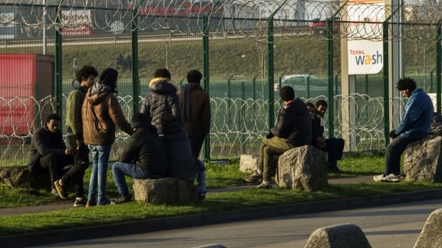 Des migrants à Calais, le 12 janvier 2018. 