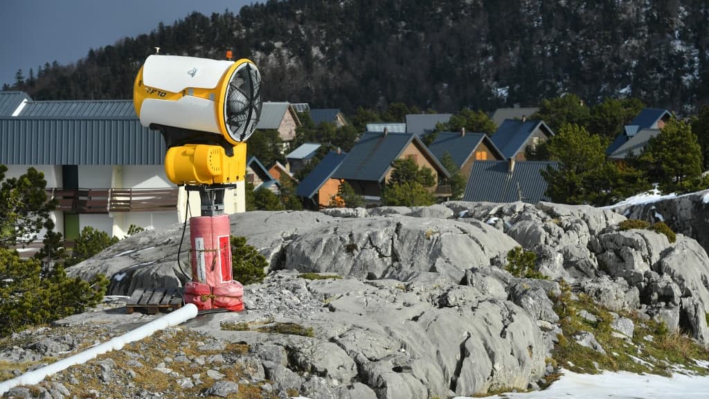 Des canons à neige à l'arrêt dans la station de ski de La Pierre Saint-Martin, fermée pour manque de neige, le 13 janvier 2023.