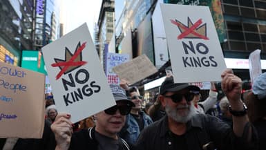 Des manifestants contre Donald Trump à New York, ce samedi 18 octobre 2025.