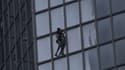  Le "Spiderman français" Alain Robert escalade la tour Total de La Défense en soutien aux grévistes