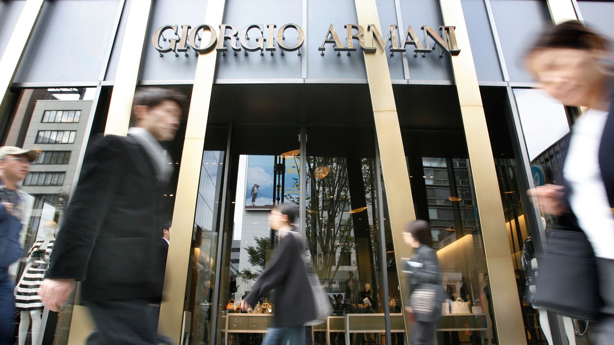 Richiedi informazioni sulle condizioni di lavoro presso i collaboratori di Dior e Armani Richiedi informazioni sulle condizioni di lavoro presso i collaboratori di Dior e Armani