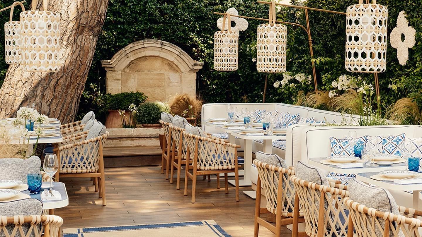 Louis Vuitton dévoile sa nouvelle table estivale au cœur de Saint-Tropez