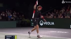 Andrey Rublev se fracasse le genou avec sa raquette au Masters 1000 de Paris-Bercy, le 29 octobre 2024.