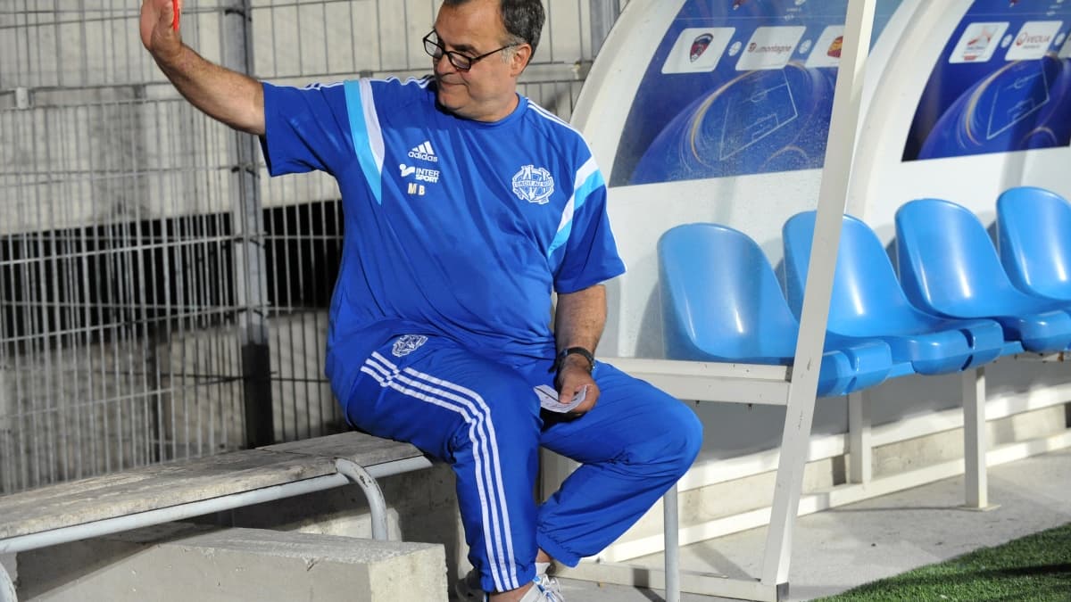 Marcelo Bielsa salue les supporters marseillais lors d'un match amical face au Benfica en juillet 2014
