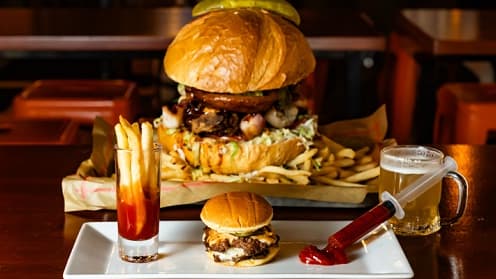 Des mini-burgers et une mini-portion de frites, au Clinton Hall de New York