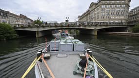 Un bateau naviguant sur le Rhin, à Strasbourg (Illustration).