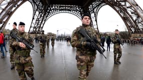 Des militaires sous la Tour Eiffel, le 8 janvier. 10.000 militaires vont être déployés sur les lieux sensibles, en France.