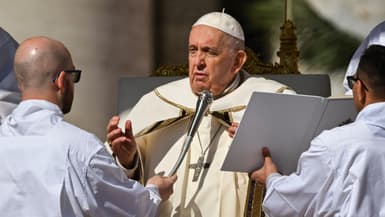 Le pape François préside la messe de Pâque place Saint-Pierre, au Vatican, le 9 avril 2023