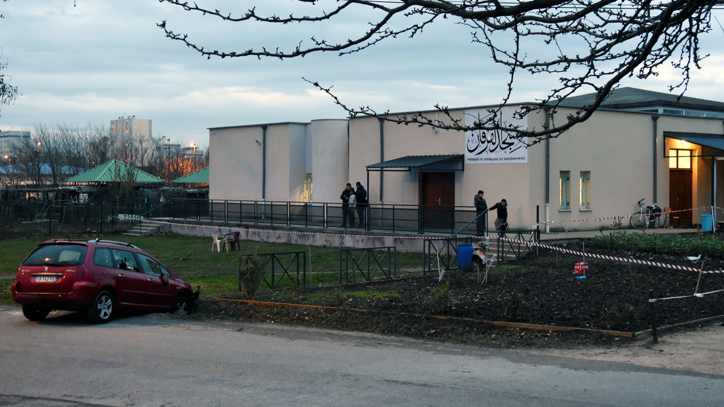 L'homme a foncé en voiture sur quatre militaires qui étaient en faction devant cette mosquée de Valence. L'homme a foncé en voiture sur quatre militaires qui étaient en faction devant cette mosquée de Valence.