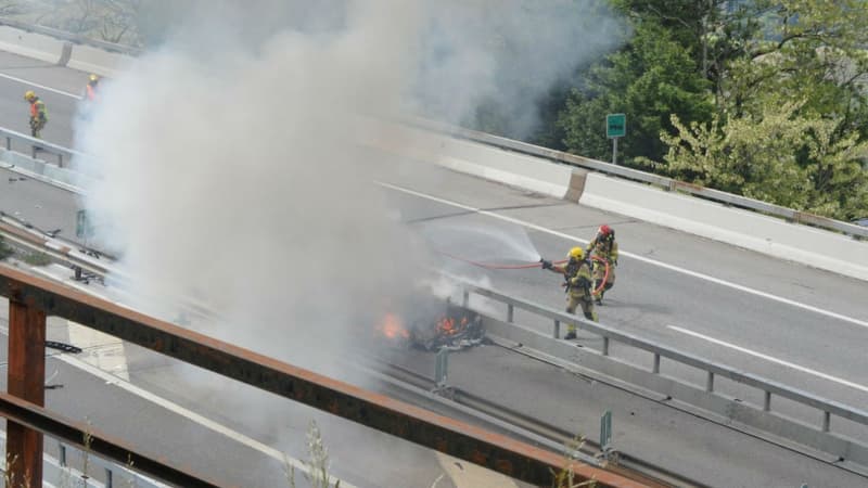 Des pompiers suisses intervenant sur une Model S en feu après un accident.