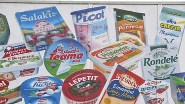 Quelques-unes des marques de Lactalis, exposées sur la faça&de de son site de Laval.