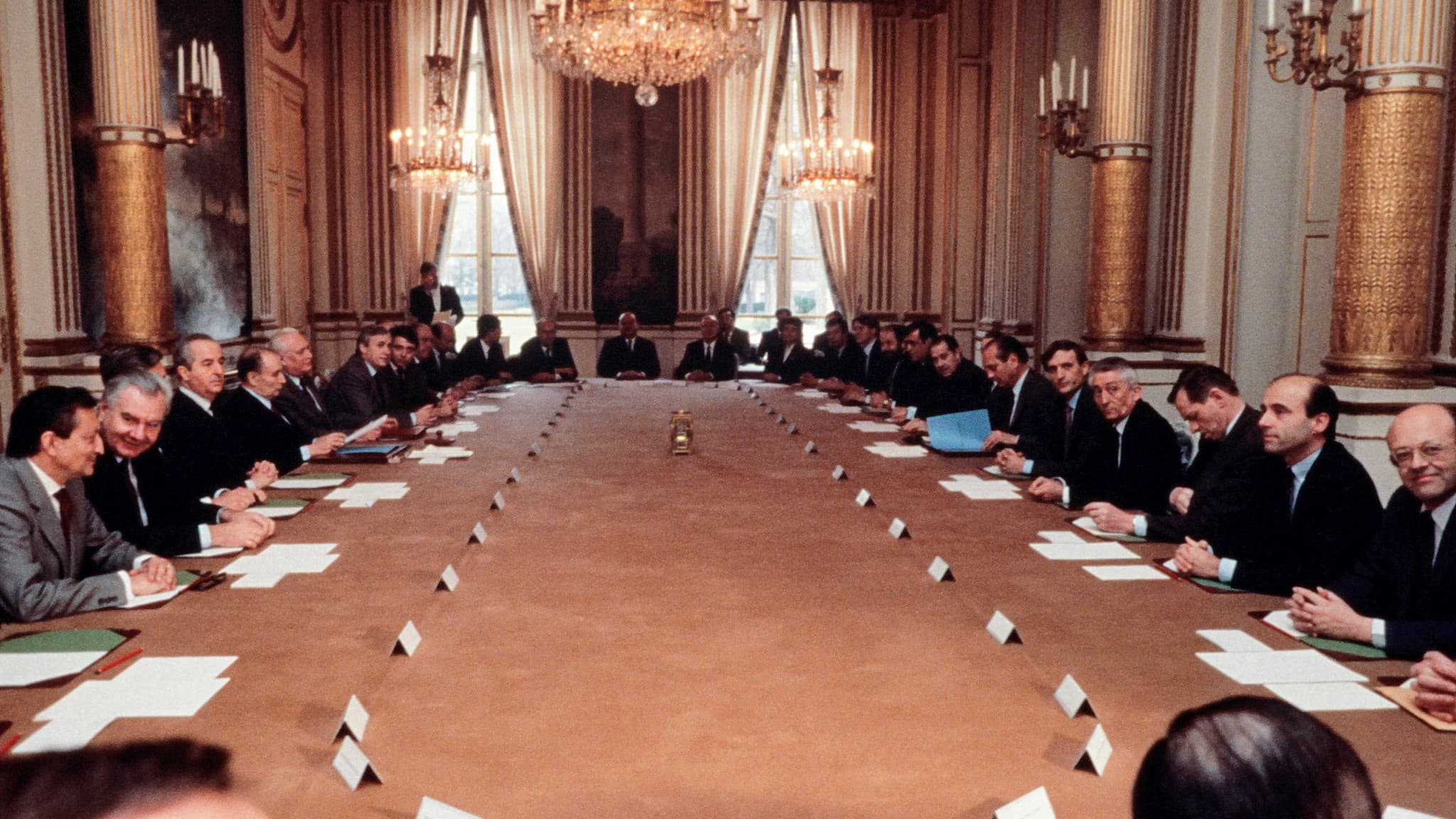Le premier Conseil des ministres de la cohabitation, le 22 mars 1986. "Ce matin j'étais seul, bien seul", dira François Mitterrand à ses proches sur cette expérience. Le premier Conseil des ministres de la cohabitation, le 22 mars 1986. "Ce matin j'étais seul, bien seul", dira François Mitterrand à ses proches sur cette expérience.