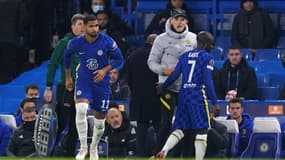 N'Golo Kanté salue Thomas Tuchel lors de son remplacement