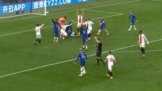 Cesar Azpilicueta au sol après un très gros choc lors de Chelsea-Southampton, 18 février 2023 Cesar Azpilicueta au sol après un très gros choc lors de Chelsea-Southampton, 18 février 2023