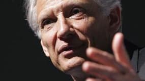 Dominique de Villepin confirme dans ses voeux aux Français sa volonté d'incarner une "alternative" à Nicolas Sarkozy lors de l'élection présidentielle de 2012 et appelle à une triple "refondation". /Photo d'archives/REUTERS/Vincent Kessler