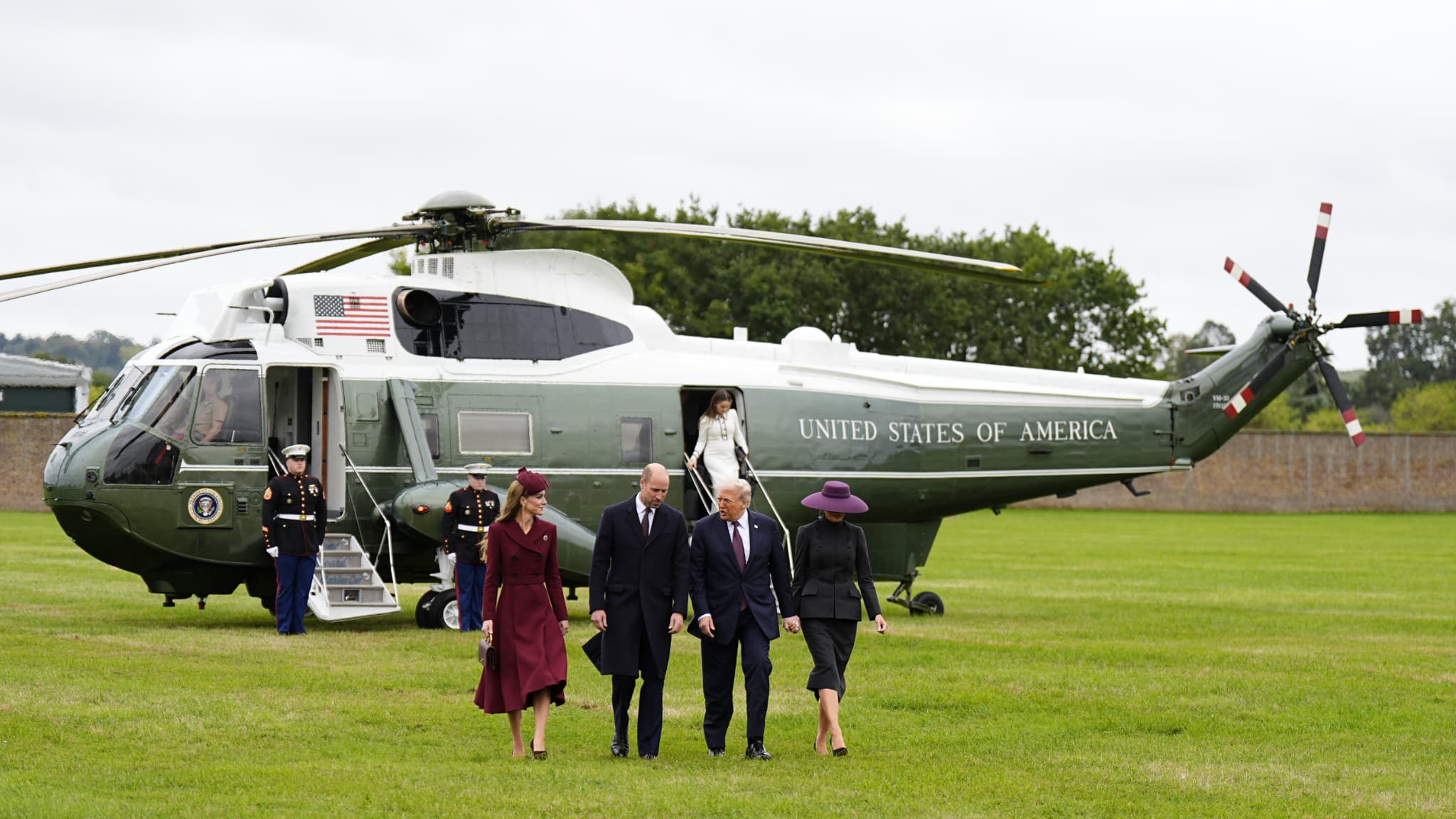 Le président des États-Unis, Donald Trump, et son épouse, Melania Trump, sont accueillis par le prince de Galles, William, et son épouse, Catherine, princesse de Galles, à leur arrivée sur les terres du château de Windsor, à Windsor, le 17 septembre 2025, pour leur seconde visite d'État.
