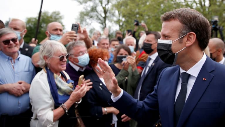 Le président Emmanuel Macron salue des électeurs au Touquet (Pas-de-Calais) le 20 juin 2021