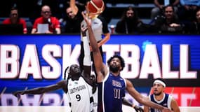 Joel Embiid face à Wenyen Gabriel lors du match USA-Soudan du Sud le 20 juillet 2024