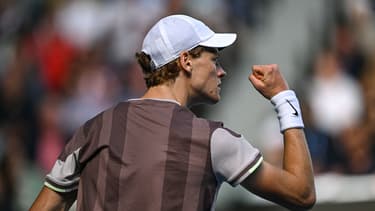 Jannik Sinner célèbre sa victoire face à Novak Djokovic en demi-finale de l'Open d'Australie (6-1, 6-2, 6-7, 6-3), le 26 janvier 2024