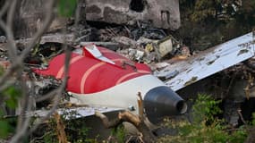 L'épave du Boeing 787-8 d'Air India est photographiée dans une zone résidentielle près de l'aéroport d'Ahmedabad le 14 juin 2025, après que l'avion du vol 171 se soit écrasé peu de temps après son décollage le 12 juin.