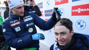 Eric Perrot en train de se faire raser le crâne après son titre mondial sur l'individuel, le 19 février 2025 à Lenzerheide en Suisse