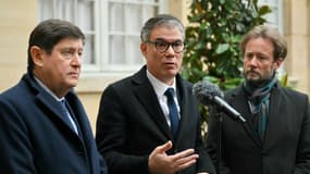 Le premier secrétaire du PS Olivier Faure, entouré par les présidents du groupe socialiste à l'Assemblée Boris vallaud (d) et du groupe socialiste au Sénat Patrick Kanner, le 16 décembre 2024 à Paris