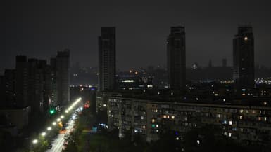 Des immeubles résidentiels sur la rive gauche du Dniepr lors d'une coupure d'électricité à Kiev le 10 octobre 2025, à la suite d'attaques russes à la roquette et au drone dans le cadre de l'invasion russe de l'Ukraine. (Illustration) 