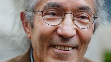 L'écrivain algérien Boualem Sansal pose après avoir reçu, conjointement avec l'écrivain français Hedi Kaddour, le Grand Prix du Roman, un prix littéraire décerné par l'Académie française pour un roman individuel, à l'Académie française à Paris le 29 octobre 2015.