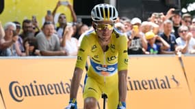 Romain Bardet avec le maillot jaune lors de la deuxième étape du Tour de France 2024.