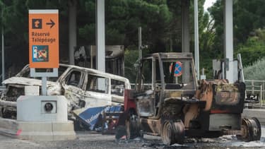 Des véhicules incendiés à l'entrée du péage de l'A9 à Narbonne, le 3 décembre 2018, après une nuit de violences en marge des manifestations des gilets jaunes