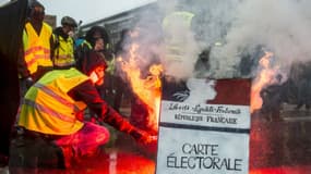 Des gilets jaunes brûlent une représentation d'une carte électorale le 15 décembre à Nantes