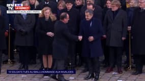 Les anciens chefs d'État Nicolas Sarkozy et François Hollande arrivent aux Invalides