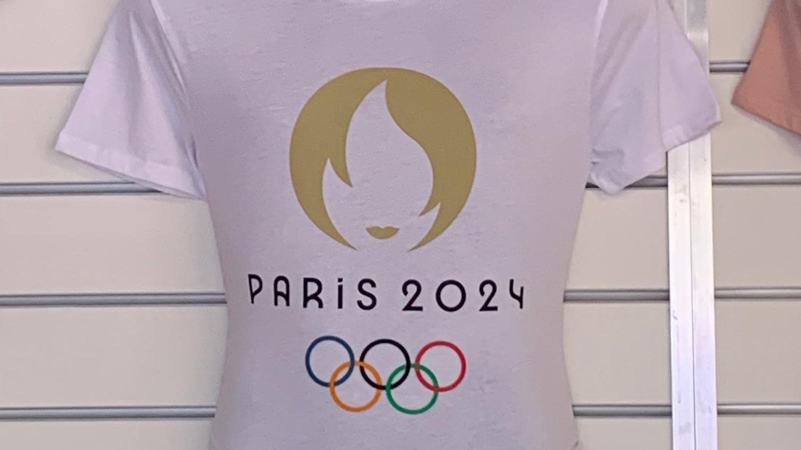 Le t-shirt le plus demandé dans les boutiques officielles de sites des Jeux olympiques de Paris 2024