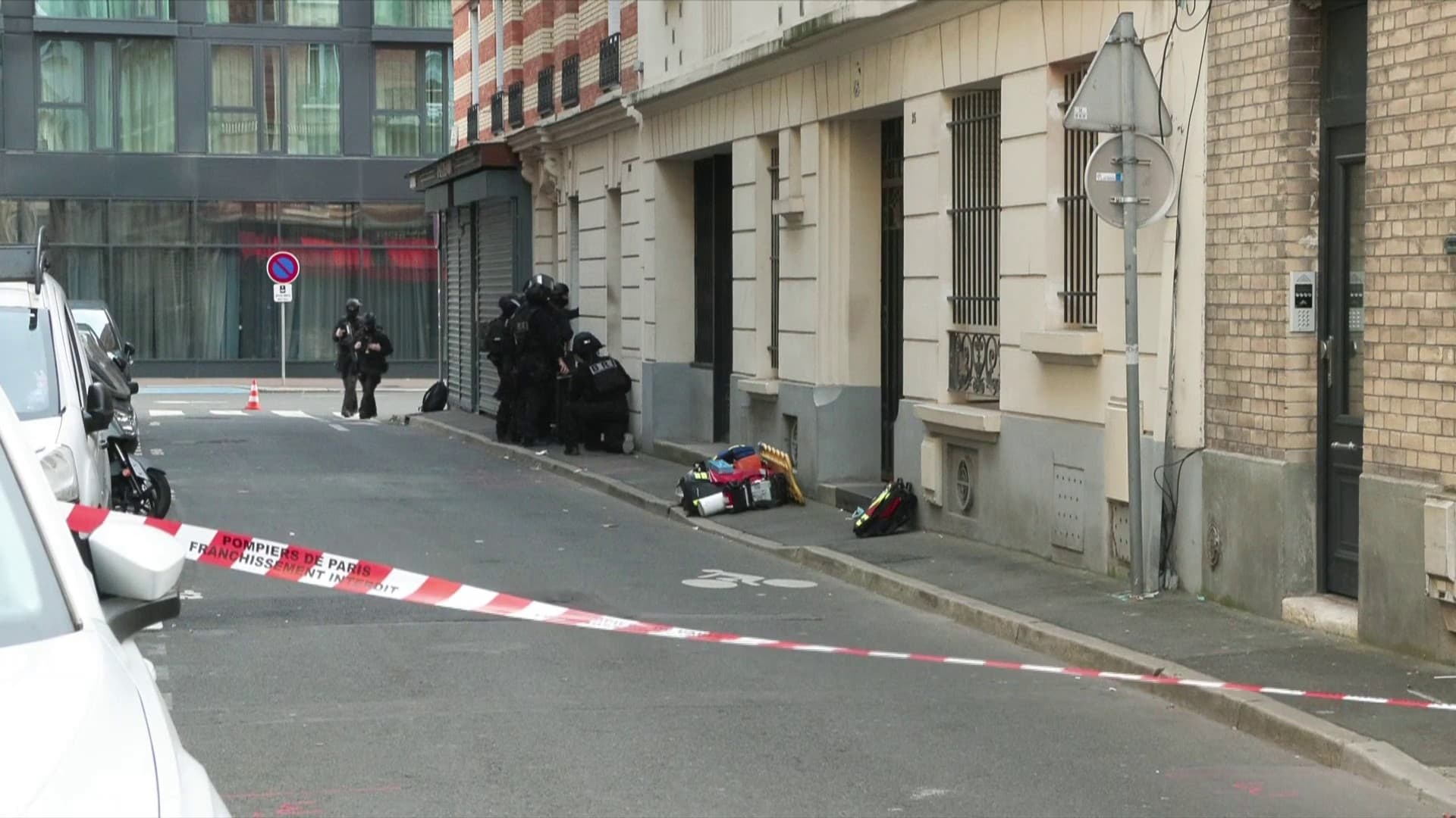 Police forces near the "L'olivier" establishment in Issy-les-Moulineaux, November 16, 2024.