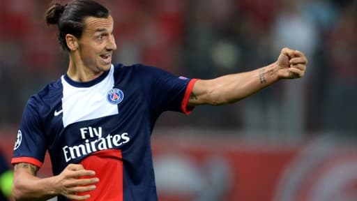 Le joueur du PSG Zlatan Ibrahimovic savourant sa victoire contre les Grecs