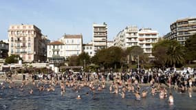 Le bain du nouvel an sur la plage du Lido à Toulon, le 1er janvier 2004.