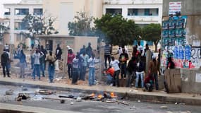 Les forces de sécurité sénégalaises sont de nouveau intervenues mercredi pour disperser plusieurs centaines de manifestants à Dakar, au lendemain de la mort d'un étudiant lors d'un rassemblement contre la candidature du chef de l'Etat sortant Abdoulaye Wa