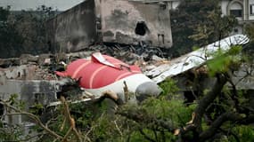 Les débris de l'avion d'Air India qui s'est écrasé sur qartier résidential d'Ahmedabad, en Inden le 13 juin 2025