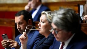 La présidente du Front national (FN), Marine Le Pen (c), sur les bancs de l'Assemblée nationale, à Paris, le 10 juillet 2017