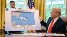 Le président américain Donald Trump présente, depuis le Bureau ovale, une carte du parcours possible de l'ouragan Dorian