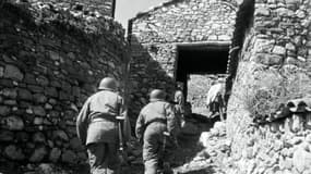 Photo du 2 avril 1956 montrant une patrouille de soldats français entrant dans le village de Selloum, pendant la guerre d'Algérie