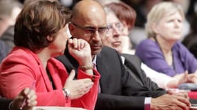 Harlem Désir et Martine Aubry, vendredi, à Toulouse, dans le cadre du congrès PS de Toulouse. La maire de Lille s'est dépeinte samedi en "vieux sage" à l'heure de transmettre les rênes du Parti socialiste à son successeur et ancien président de SOS Racism