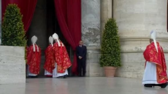Les cardinaux entrent dans la basilique. 