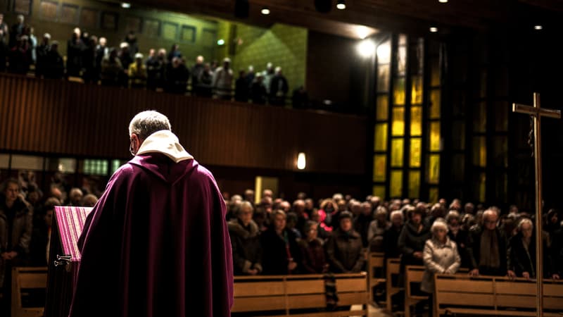 Le père Eric de Nattes célèbre une messe dans l'église Saint-Luc de Sainte-Foy-lès-Lyon, une banlieue élégante de l'ouest lyonnais, le 7 novembre 2016.
