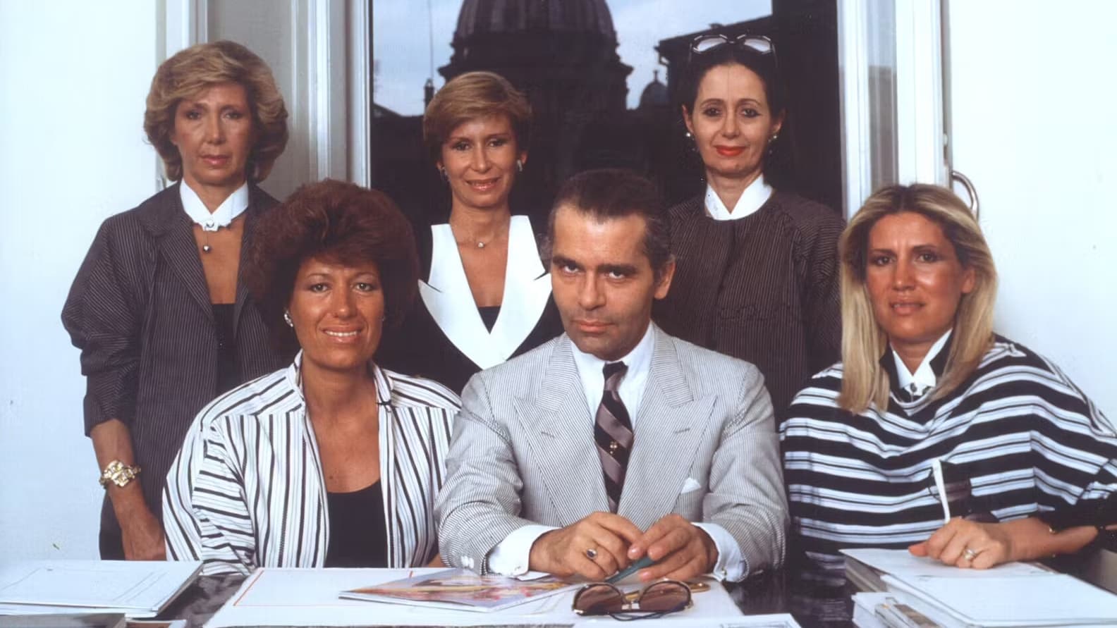 Les cinq soeurs Fendi et Karl Lagerfeld en 1986