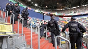 Des policiers allemands au stade à Düsseldorf